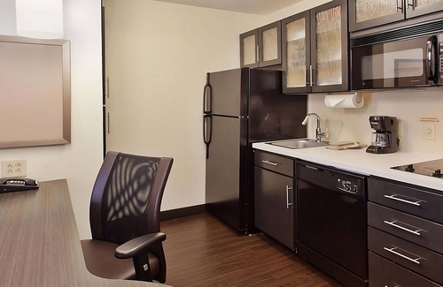 Southfield Hotel | Relax and Unwind! 2 Family-friendly Rooms To Stay At! W/ Kitchen! Free Parking