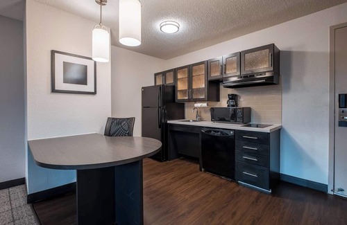 Park Central Hotel | Relax and Unwind! Full Kitchen, FREE Parking, Pets Allowed!