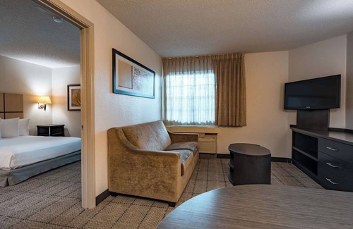 Park Central Hotel | Relax and Unwind! Full Kitchen, FREE Parking, Pets Allowed!