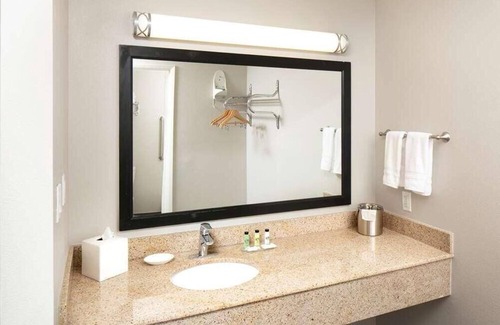 Temecula Complejo | Relax and Unwind in Signature Temecula! Free Parking, Pool, Near Garage Brewing