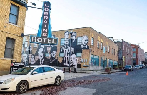 South Main Historic District Casa | Relax and Unwind! Pet-Friendly Property, Parking Onsite, Near Statue of Elvis