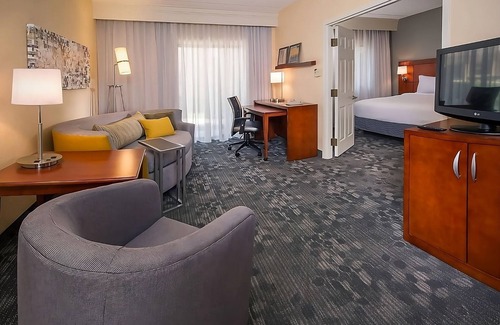 University Place Complejo | Relax and Unwind! Pet-Friendly Property! Outdoor Pool, Onsite Parking!