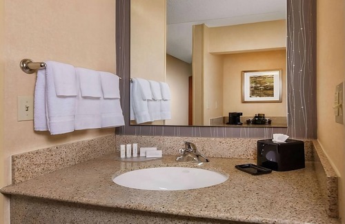 University Place Complejo | Relax and Unwind! Pet-Friendly Property! Outdoor Pool, Onsite Parking!