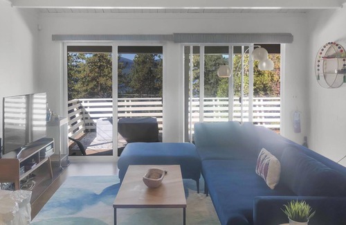 Brockway Cabina | Relax and Unwind with a Lake View Snow-dusted trees and lake views await you!