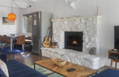 Brockway Cabina | Relax and Unwind with a Lake View Snow-dusted trees and lake views await you!