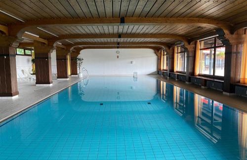 Schonach im Schwarzwald Apartamento | Relax-Apartments - Indoor-Pool - Sauna - Küche - kostenlos Parken - Balkon - teilweise Massagesessel - 85 Zoll Smart-TV