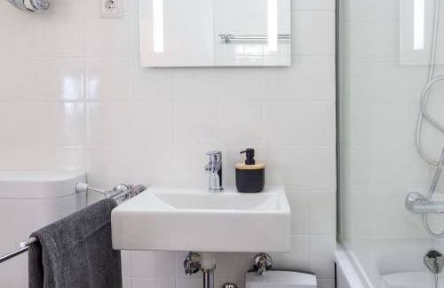 Schonach im Schwarzwald Apartamento | Relax-Apartments - Indoor-Pool - Sauna - Küche - kostenlos Parken - Balkon - teilweise Massagesessel - 85 Zoll Smart-TV