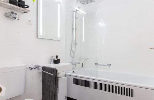 Schonach im Schwarzwald Apartamento | Relax-Apartments - Indoor-Pool - Sauna - Küche - kostenlos Parken - Balkon - teilweise Massagesessel - 85 Zoll Smart-TV