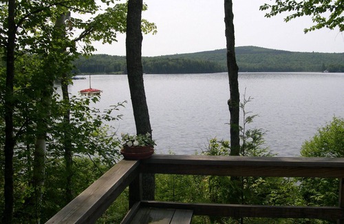 Peacham Cabaña | Relájese en el cómodo campamento junto al lago en el norte de Vermont