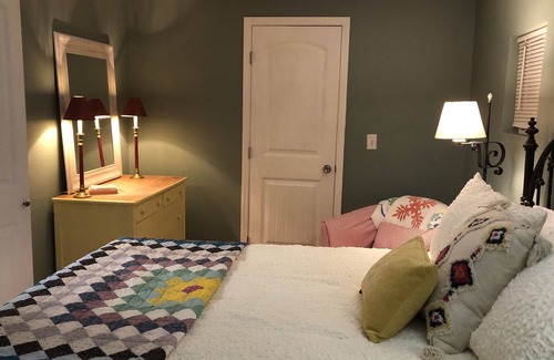 Bat Cave Cabaña | Relax at Cozy River Cottage