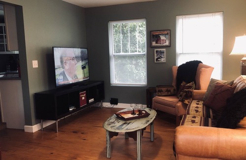 Bat Cave Cabaña | Relax at Cozy River Cottage