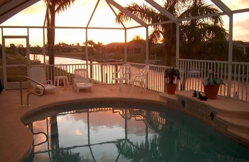 Cape Coral Casa | Relájese en Fabulosa Villa Génova!