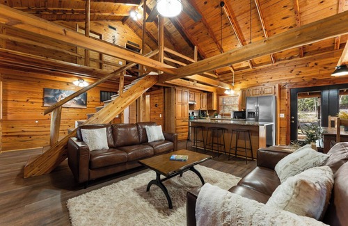 Branson Cabina | Relax at Hillside Haven:2BR Log Cabin with Hot Tub