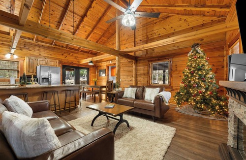 Branson Cabina | Relax at Hillside Haven:2BR Log Cabin with Hot Tub
