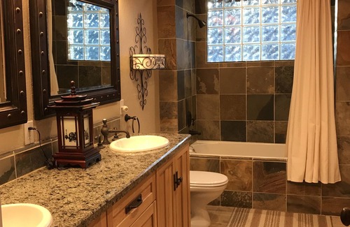 Groveland Cabina | Relax at Lake Front Luxury Lodge-Near Yosemite-Pool Table-Private Dock & Lake -2