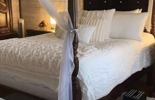 Antlers Casa | Relax at our unique boutique hotel with a spa, soaking tub, sauna and Speakeasy.