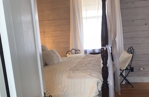 Antlers Casa | Relax at our unique boutique hotel with a spa, soaking tub, sauna and Speakeasy.