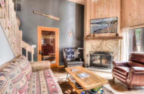 Tahoma Casa | Relax at Rustic Tahoe Charm - Minutes to Lake
