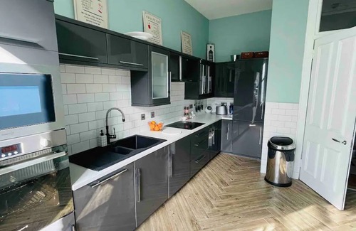 Wolverhampton Casa | Relax at the modern and spacious nestled in the central part