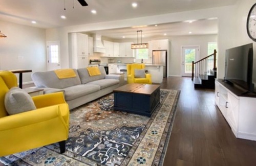 McMinnville Casa | Relax at the Modern Farmhouse known as the 73 at Magnolia Corner.
