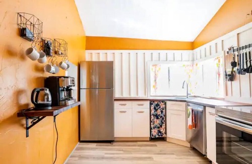 Palisade Cabaña | Relax at The Roost: Charming 1930s Country Cottage