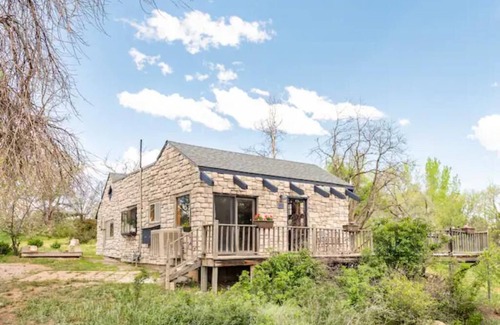 Palisade Cabaña | Relax at The Roost: Charming 1930s Country Cottage