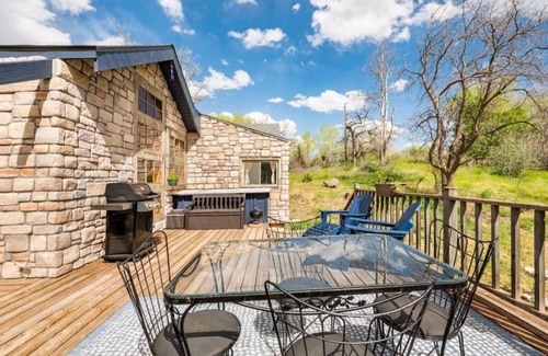 Palisade Cabaña | Relax at The Roost: Charming 1930s Country Cottage
