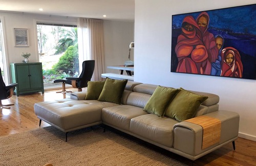 Maloneys Beach Casa | Relax at this cliff top retreat overlooking Long Beach.