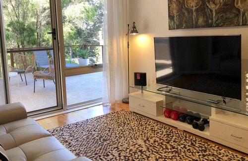 Maloneys Beach Casa | Relax at this cliff top retreat overlooking Long Beach.