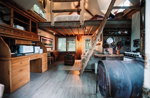 Knik-Fairview Cabina | Relax at this cozy, well appointed cabin located in sunny Knik, Alaska.