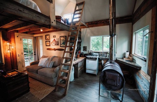 Knik-Fairview Cabina | Relax at this cozy, well appointed cabin located in sunny Knik, Alaska.