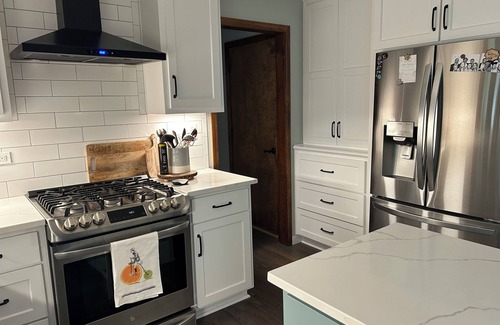 Gladstone Casa | Relax between WORLD CUP Games in 6,000sf, 5+BDRM house, Kansas City w/ AC, WiFi