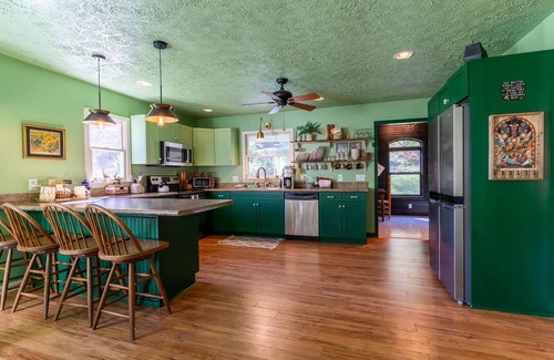 Sparta Casa | Relax by the Creek with your Family, Enjoy Fire Pit with Beautiful Fall Foliage