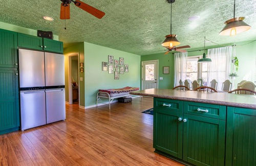 Sparta Casa | Relax by the Creek with your Family, Enjoy Fire Pit with Beautiful Fall Foliage