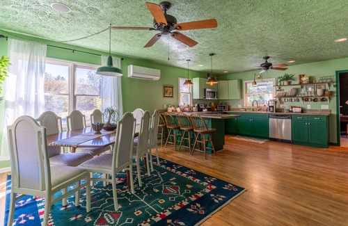 Sparta Casa | Relax by the Creek with your Family, Enjoy Fire Pit with Beautiful Fall Foliage