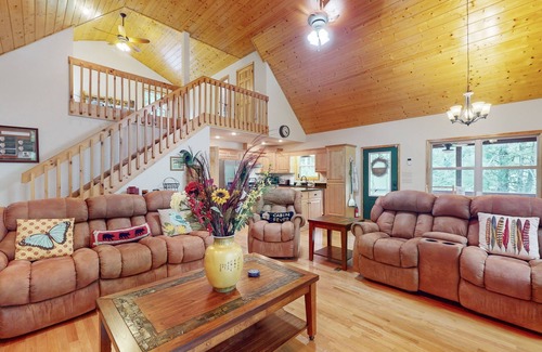 Murphy Cabina | Relax by the river in Murphy: Spacious decks, stunning views, and endless advent