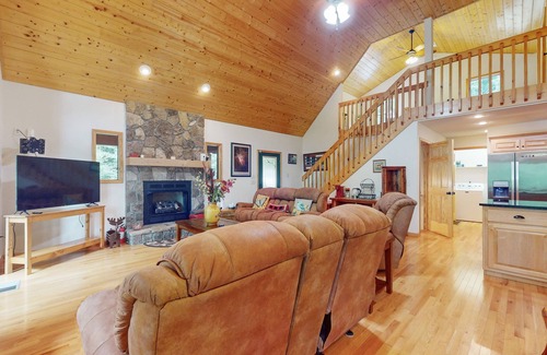 Murphy Cabina | Relax by the river in Murphy: Spacious decks, stunning views, and endless advent