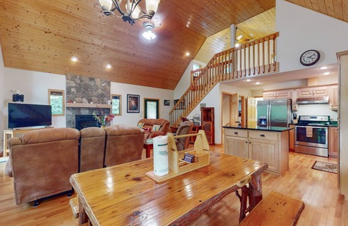 Murphy Cabina | Relax by the river in Murphy: Spacious decks, stunning views, and endless advent