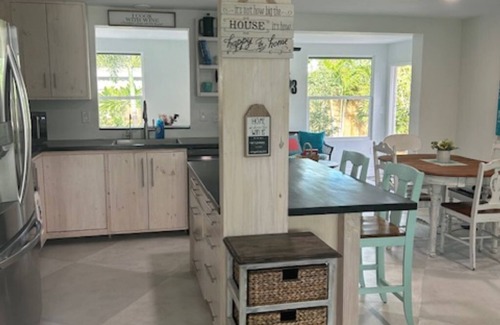 South Venice Casa | Relax by Venice Beach in this 2-bedroom retreat with Pool