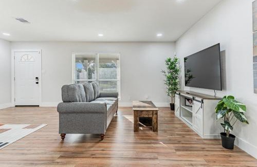 Central Southwest Casa | Relax & Enjoy, Spacious 3BR 2BA Patio & Garage