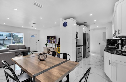 Driftwood Casa | Relax & Fun Hollywood Private Pool - Arcade Game