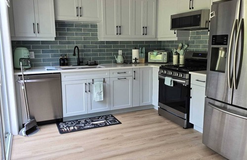 Port Stanley Casa | Relax house a few minutes from Port Stanley beach, with hot tub and game room