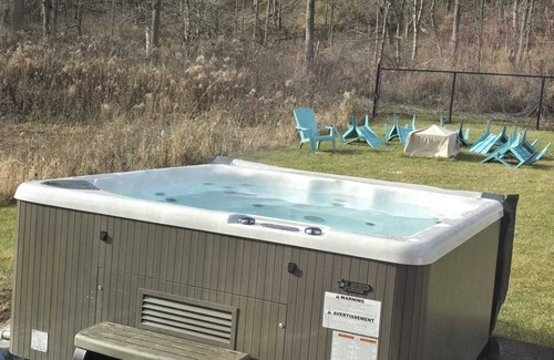 Port Stanley Casa | Relax house a few minutes from Port Stanley beach, with hot tub and game room