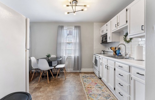 Old Town Fredericksburg Apartamento | Relax in a Big, Bright Apartment Above a Café