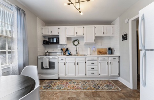 Old Town Fredericksburg Apartamento | Relax in a Big, Bright Apartment Above a Café