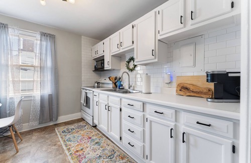 Old Town Fredericksburg Apartamento | Relax in a Big, Bright Apartment Above a Café