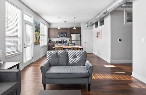 Mile Square Apartamento | Relax in a Chic DT Corner Unit with Free Parking