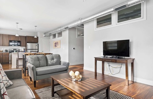 Mile Square Apartamento | Relax in a Chic DT Corner Unit with Free Parking