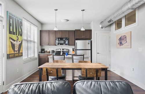 Mile Square Apartamento | Relax in a Chic DT Corner Unit with Free Parking