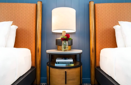 Mammoth Lakes Hotel | Relax in Alpine Room Near Mammoth Restaurants, Board Games & Ski Areas